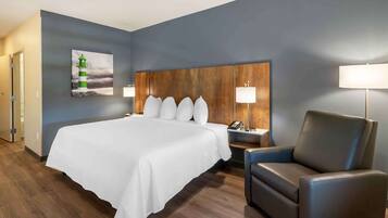 Hochwertige Bettwaren, Schreibtisch, Bügeleisen/Bügelbrett