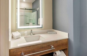 Studio, 1 trÚs grand lit, non-fumeur | Salle de bain | Séchoir à cheveux, serviettes fournies, savon, shampooing