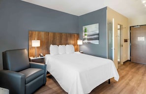 Premium bedding, desk, iron/ironing board, free WiFi - Extended Stay America Premier Suites - Fort Myers - Airport (Fort Myers)