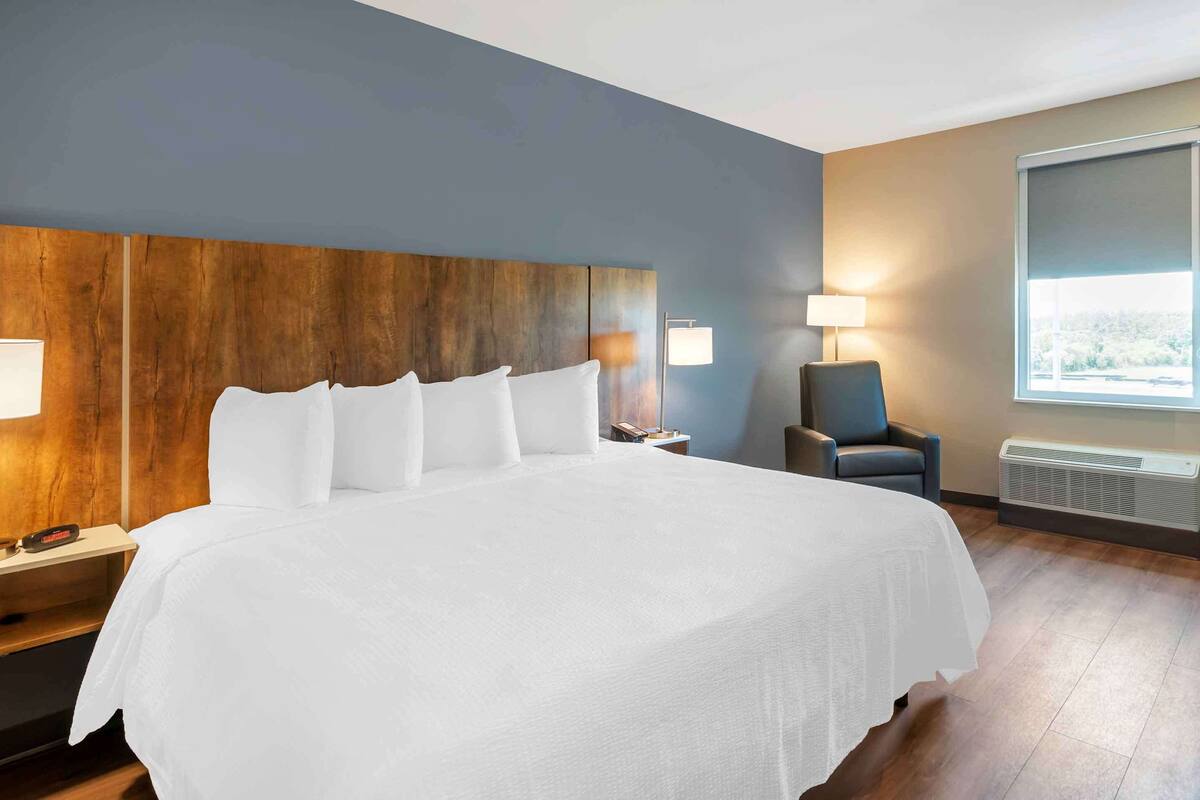 studio, 1 king bed, non smoking | premium bedding, desk, iron/ironing board, free wifi