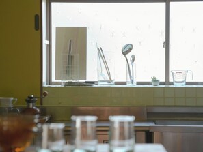Réfrigérateur, micro-ondes, plaque de cuisson