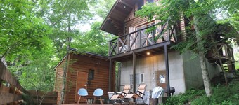 A unique log house surrounded by nature with a wood stove and a private sauna hut basementloft av / Minamitsurugun Yamanashi