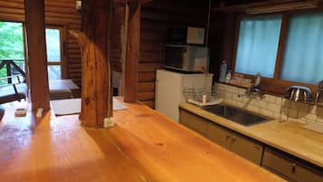 Refrigerador, microondas, parrilla de estufa y utensilios de cocina