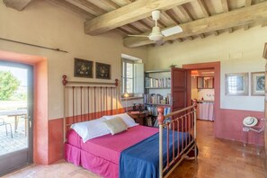 5 bedrooms, iron/ironing board, free WiFi, bed sheets