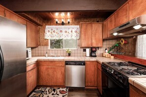 Een koelkast, een magnetron, een oven, een kookplaat