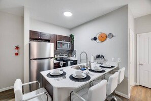 Fridge, microwave, oven, stovetop - Peaceful Oasis in Allentown (Allentown)