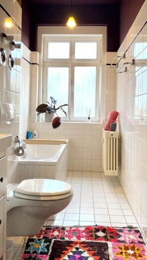 Haartrockner, Handtücher, Toilettenpapier