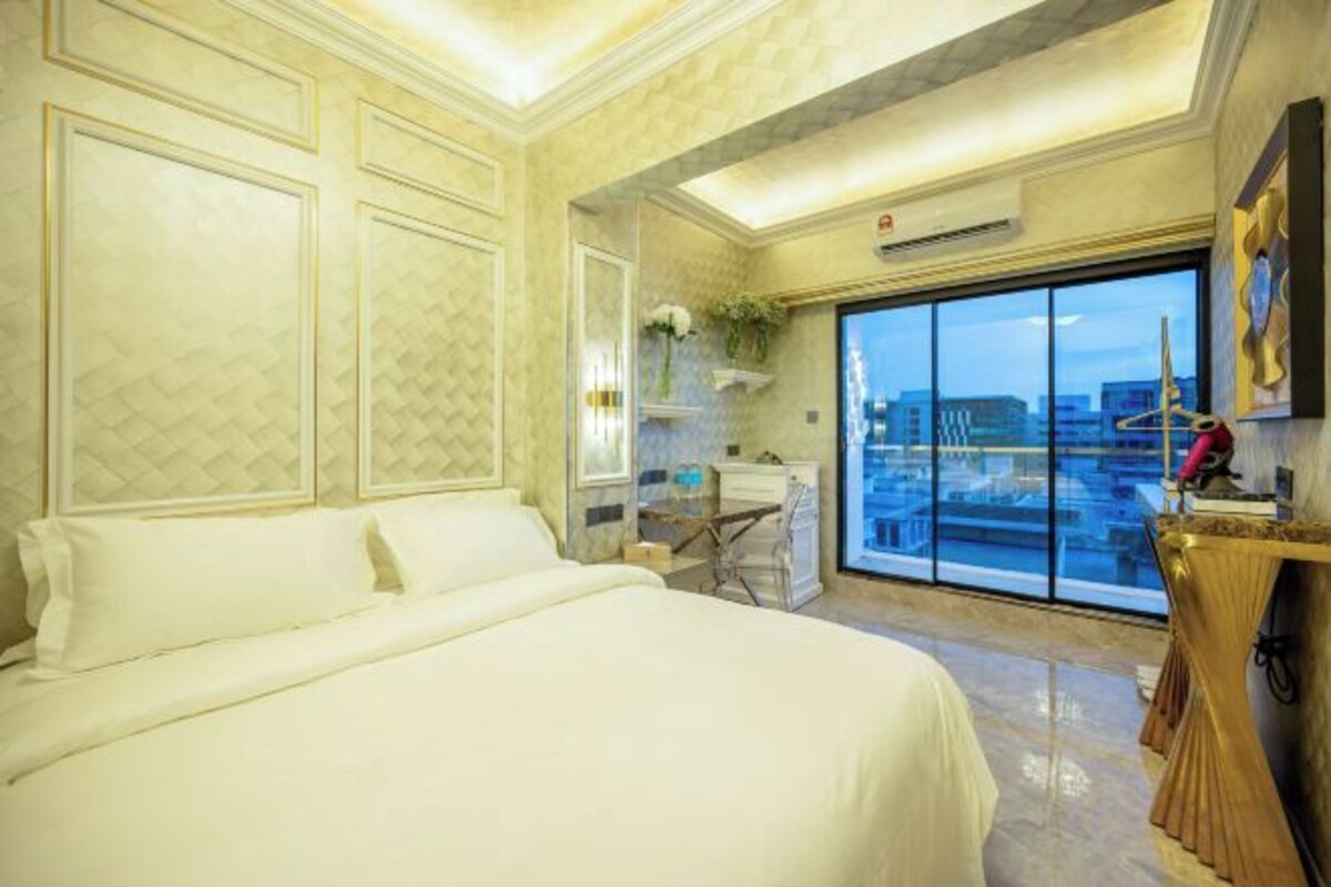 Egyptian cotton sheets, premium bedding, down comforters, pillowtop beds