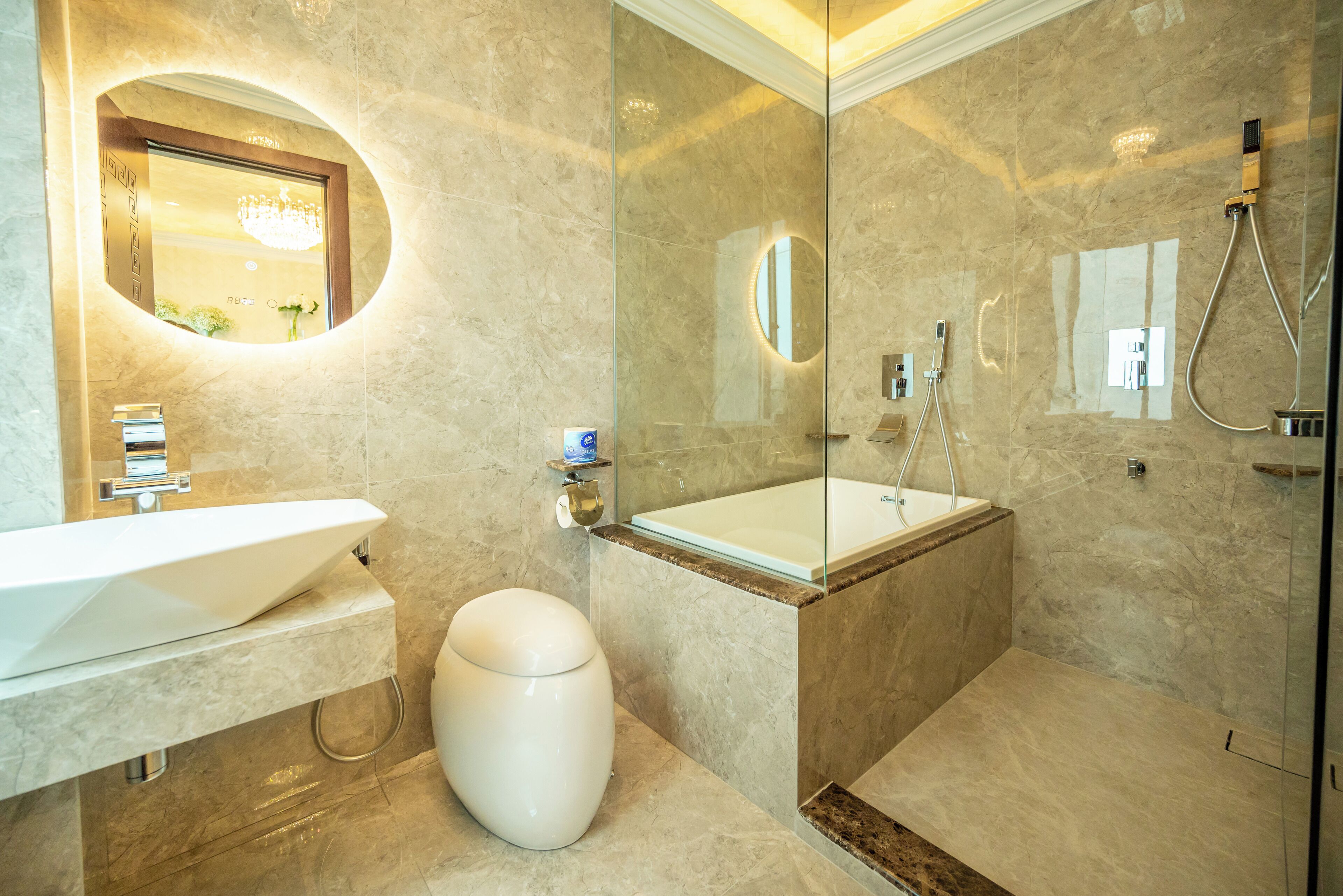 Une salle de bain moderne avec un grand lavabo, une baignoire et une douche.