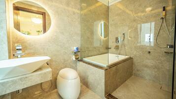 Une salle de bain moderne avec un grand lavabo, une baignoire et une douche.