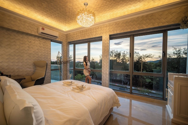 Deluxe Room | Egyptian cotton sheets, premium bedding, down comforters, pillowtop beds