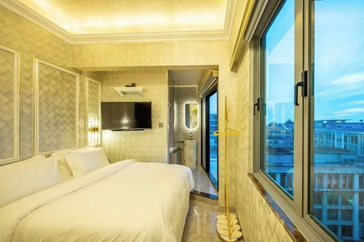 Egyptian cotton sheets, premium bedding, down comforters, pillowtop beds