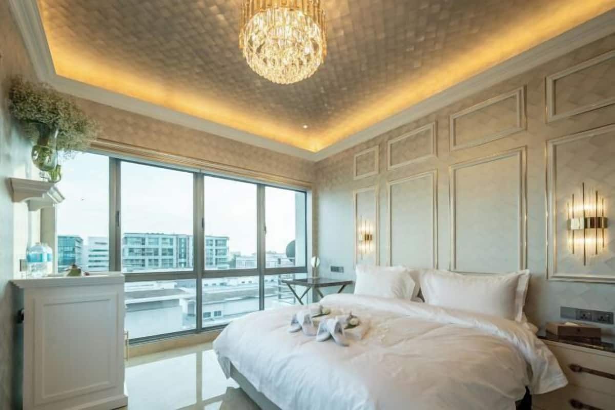 Egyptian cotton sheets, premium bedding, down comforters, pillowtop beds