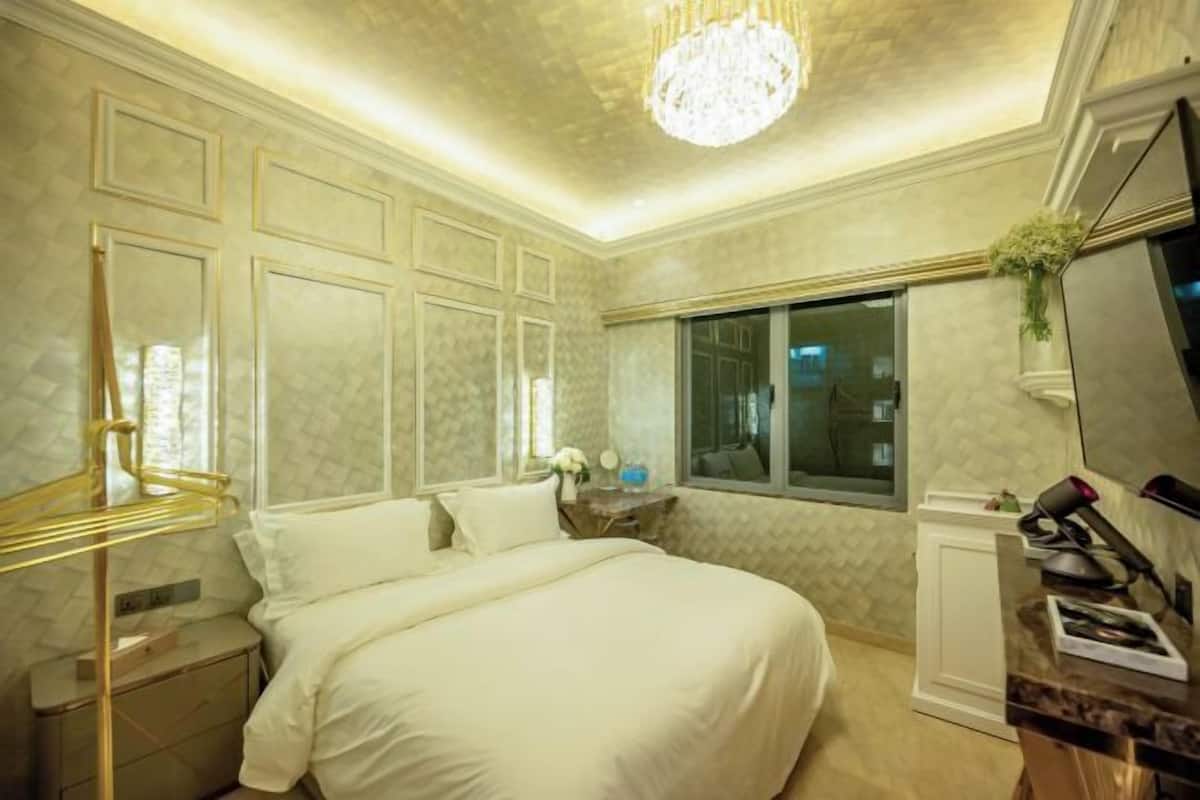 Egyptian cotton sheets, premium bedding, down comforters, pillowtop beds