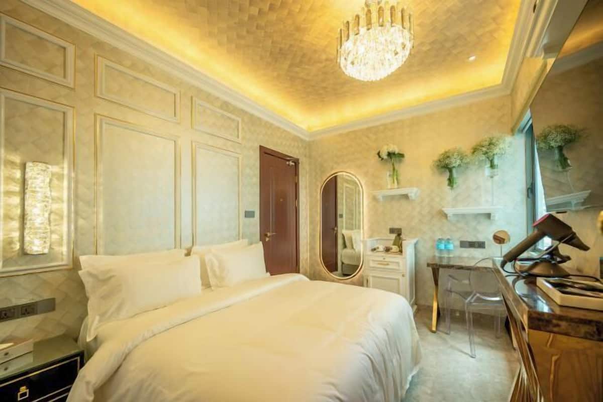 Egyptian cotton sheets, premium bedding, down comforters, pillowtop beds