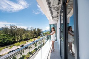 Panoramic Room | Egyptian cotton sheets, premium bedding, down comforters, pillowtop beds - Ritz Residence @ Imago Mall Loft B (Kota Kinabalu)