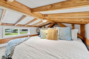 1 bedroom, iron/ironing board, WiFi, bed sheets - Breezy, Riverfront Tiny Home, King Bed, and Deck (Sylva)