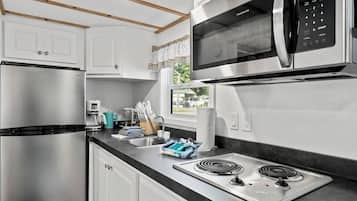 Frigorífico, microondas, placa de cocina y cafetera o tetera