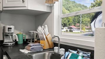 Refrigerador, microondas, placa de cocina, cafetera/tetera