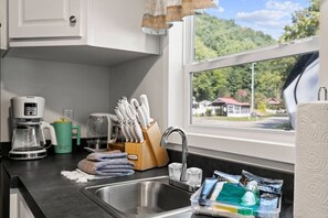 Kjøleskap, mikrobølgeovn, kokeplater og kaffetrakter/tekoker