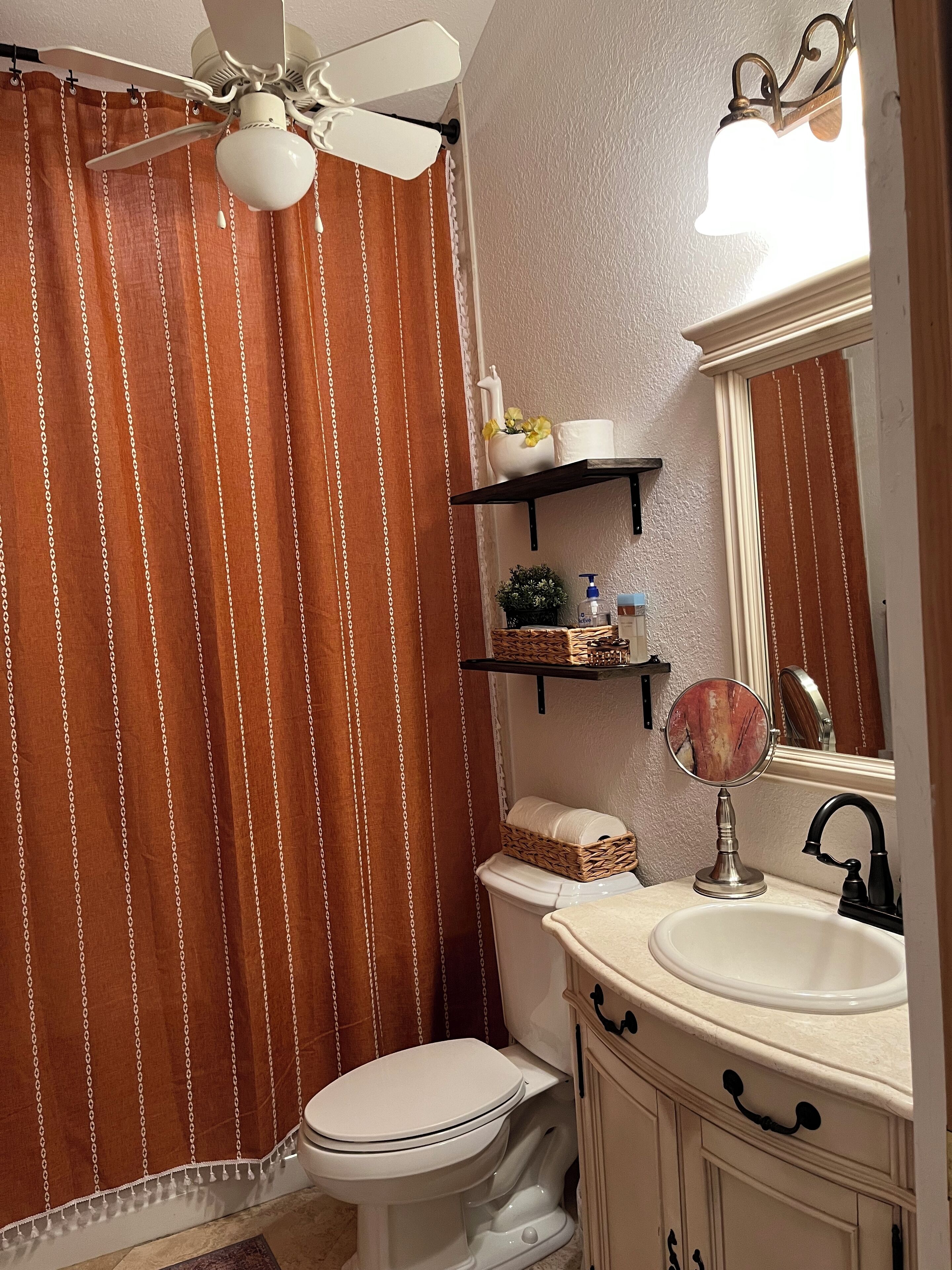 Sèche-cheveux, serviettes fournies, savon, shampoing