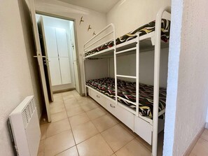 1 bedroom - Air-conditioned 2-room cabin apartment, terrace, parking, near beach and town center, pets allowed (Cavalaire-sur-Mer)