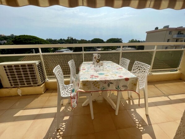 Outdoor dining - Air-conditioned 2-room cabin apartment, terrace, parking, near beach and town center, pets allowed (Cavalaire-sur-Mer)