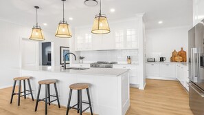 冷蔵庫、電子レンジ、オーブン、コンロ