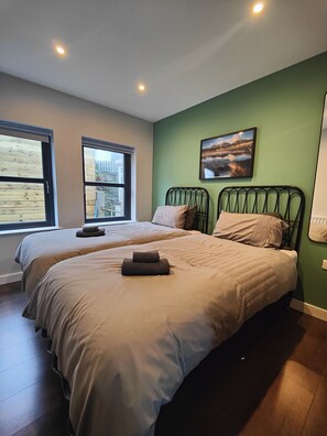 2 عدّة غرف نوم ومكواة/لوح كي وسرير سفر وواي فاي مجانًا