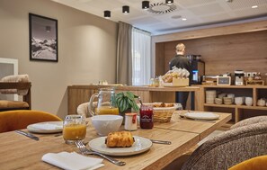 Päivittäinen buffetaamiainen maksusta