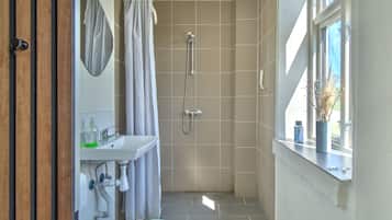 Family Studio Suite | Bathroom