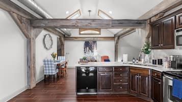 Een koelkast, een magnetron, een oven, een kookplaat