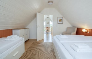 3 bedrooms, travel crib, WiFi (free)