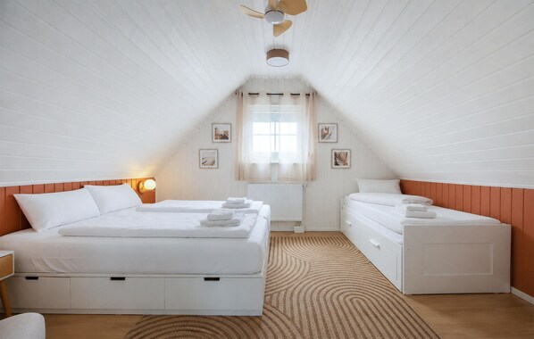 3 bedrooms, travel crib, WiFi (free)