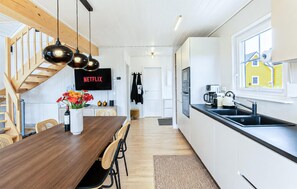 Coffee/tea maker, fridge, microwave, stovetop