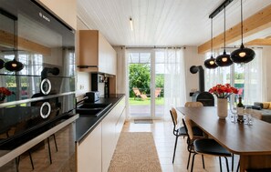 Coffee/tea maker, fridge, microwave, stovetop