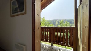 A wooden balcony with a view of a green landscape. - Sunny Chalet 3 Rooms, 450m from Ski Lift, Free Wifi, Parking - Dévoluy (Le Dévoluy)