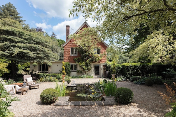 Exterior - Nest Stay - Two Luxurious Properties Rented Together (West Sussex)