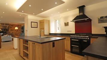 Een koelkast, een microgolfoven, een vaatwasser