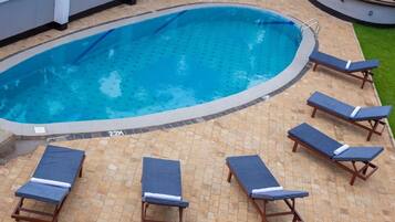 Indoor pool, sun loungers