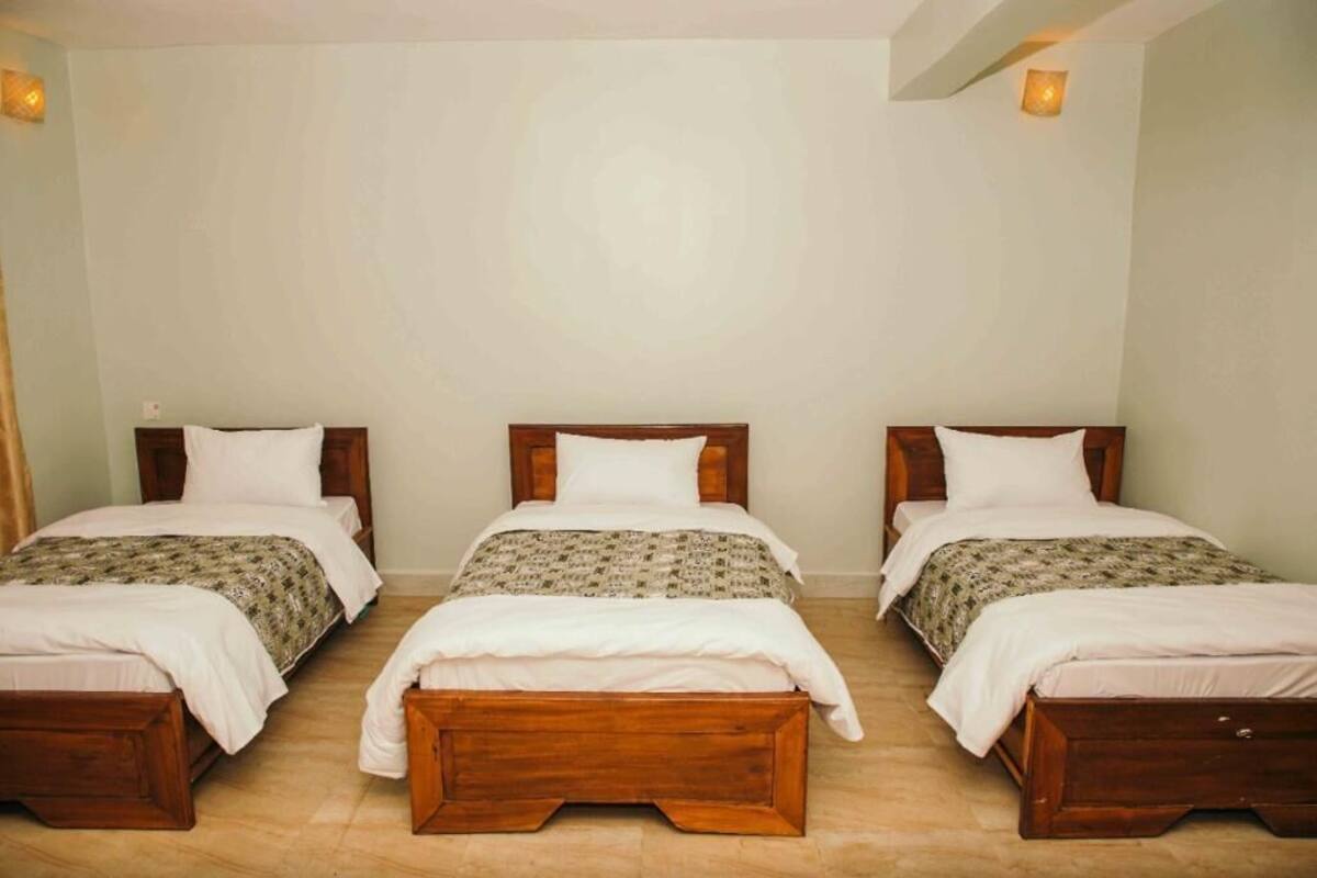 Deluxe-Dreibettzimmer | Hochwertige Bettwaren, Pillowtop-Betten, Schreibtisch