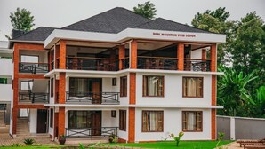 Ein mehrstöckiges Hotel mit einer Schilder an der Fassade, auf der "Dual Mountain View Lodge" steht.