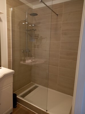 Dusche, Haartrockner, Handtücher