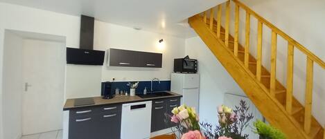 Réfrigérateur, micro-ondes, four, plaque de cuisson