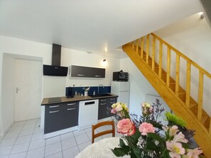 Kühlschrank, Mikrowelle, Ofen, Herdplatte