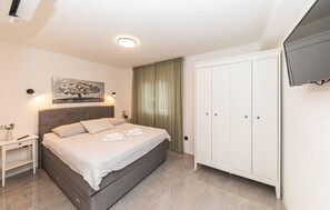 2 bedrooms, iron/ironing board, travel cot, free WiFi - Stunning home in Kastel Luksic (Kastel Luksic)