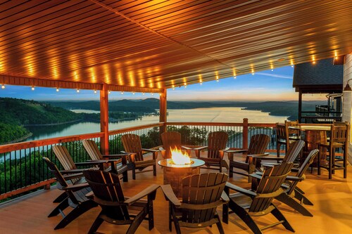 Private Indoor Pool! Sleeps 35 + Lake View!