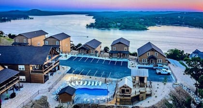 Private Pool! Amazing Lake views! Hot Tub