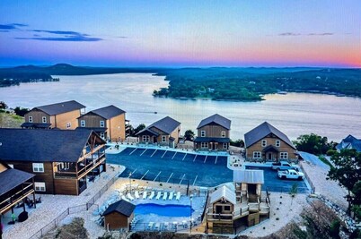 Private Pool! Amazing Lake views! Hot Tub