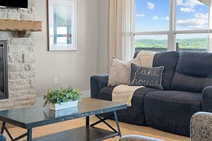 Fernseher, Kamin, Tischfußball, Tischtennisplatte